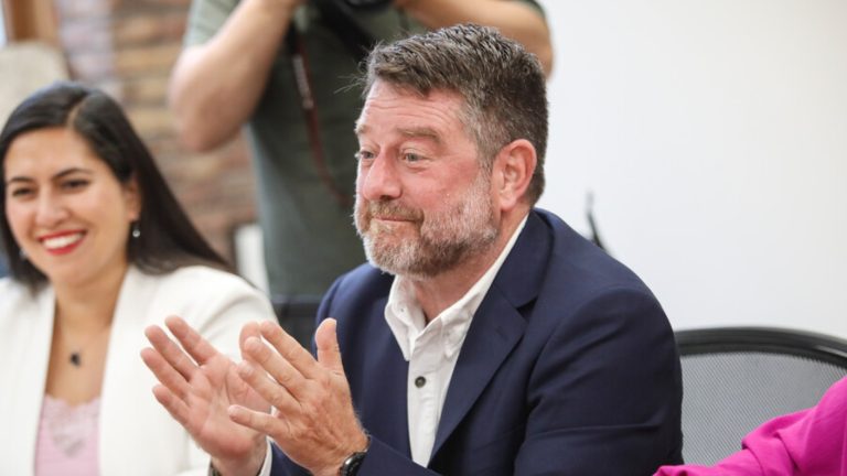 Tensión por videos de campaña de Claudio Orrego: Oposición los calificó de “engañosos”