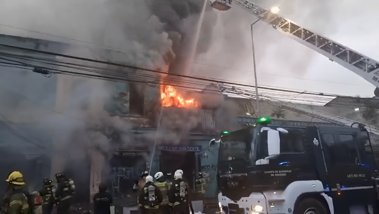 Reportan incendio en local comercial de Independencia: Existiría peligro de derrumbe