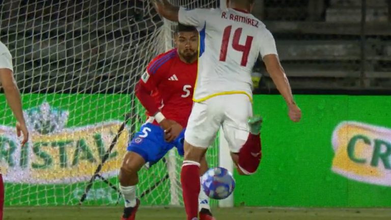 Tras un grave error de Paulo Díaz Venezuela se volvió a adelantar ante La Roja en el Nacional