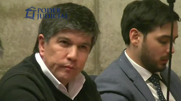 Sereno y tomando agua: La reacción de Manuel Monsalve tras quedar en prisión preventiva