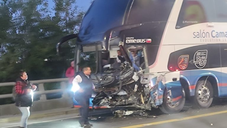 Fatal choque en Puente Llacolén: Actualizan estado de joven conductor del bus que quedó atrapado tras impacto