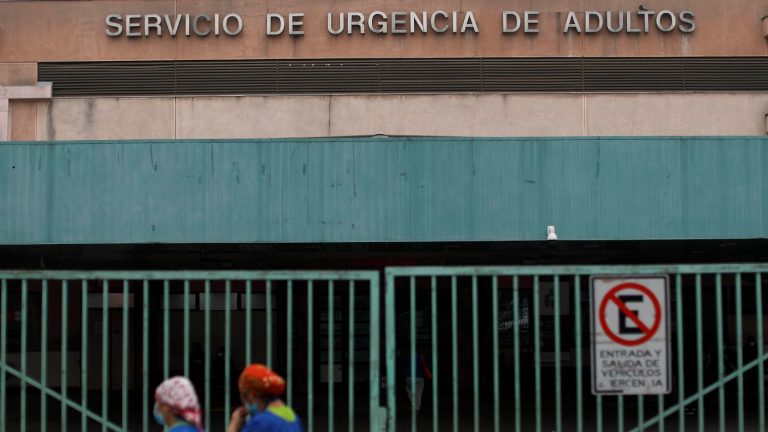 Llevan 24 horas de espera en urgencia: Pacientes denuncian colapso en Hospital San José
