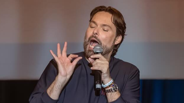 Quién es George Harris, el humorista que llegará a Viña 2025 en medio de polémica por tuits