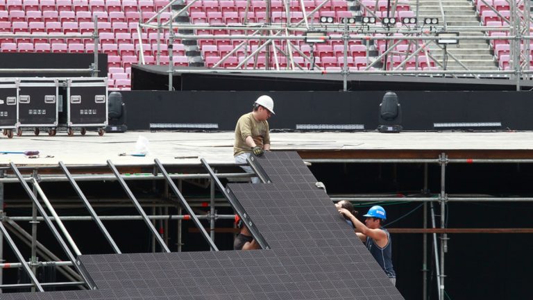 Muere trabajador desmontando escenario de conciertos de Iron Maiden: Cayó desde 14 metros de altura