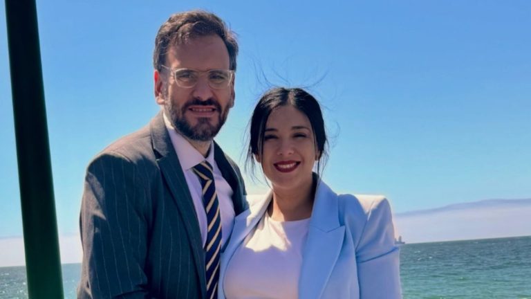 Diputados Kariola y de Rementería anunciaron sexo de  su bebé con tierna foto: “Queremos contarles...”