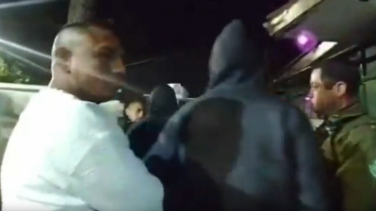 Video muestra tenso control de identidad a Arturo Vidal: “¡No pueden pedir eso!”