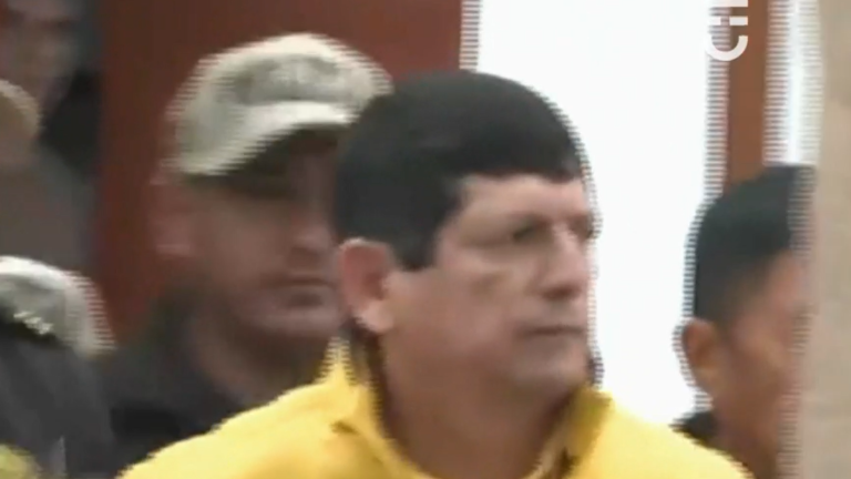 Esposado: El caótico momento en que la policía detuvo al presidente del fútbol peruano