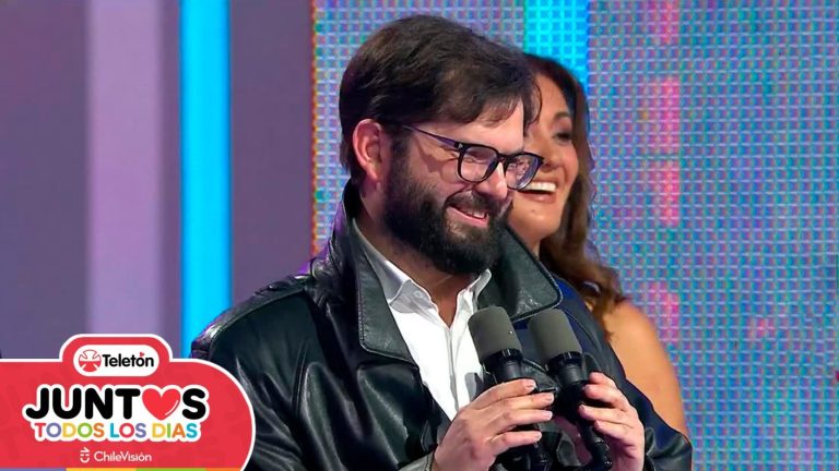 Presidente Boric participó de la subasta de la chaqueta donada por Emmanuel en la Teletón 2024