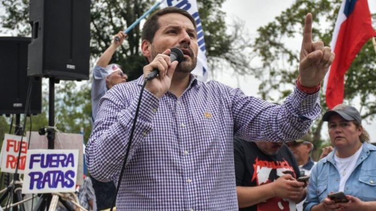 Reportan detención de Francisco Muñoz tras protesta frente a La Moneda