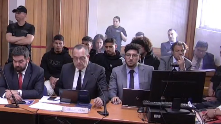 Caso Licencias: Jugadores de Colo Colo deberán donar ropa deportiva a escuela escuela