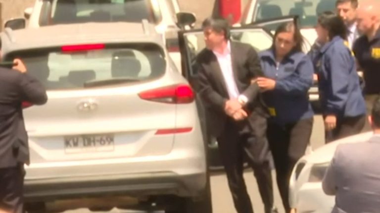 Manuel Monsalve llegó esposado a la Brigada de Delitos Sexuales de la PDI