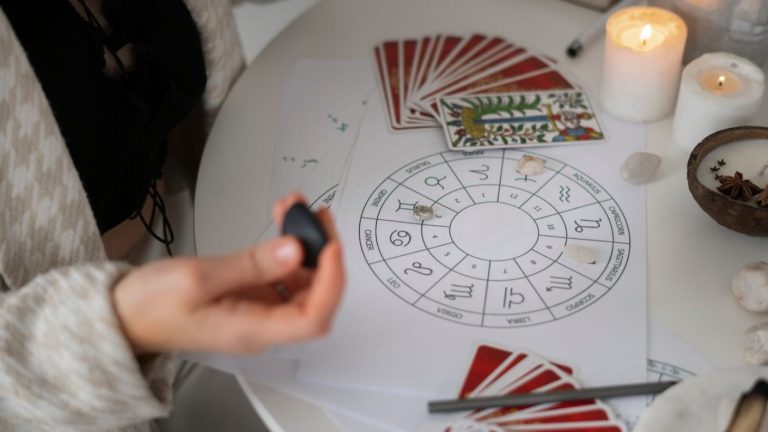 Los 4 signos que HOY cierran un ciclo kármico de 16 años y entran en una nueva era