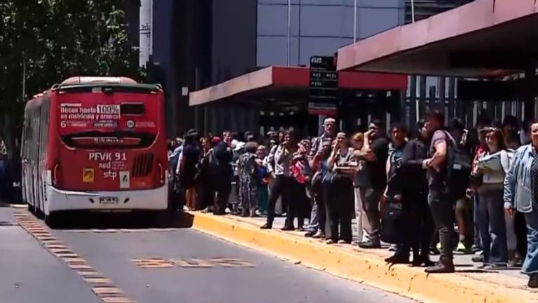 Reportan aglomeraciones en Santiago por cierre de estaciones de la línea 1 del Metro