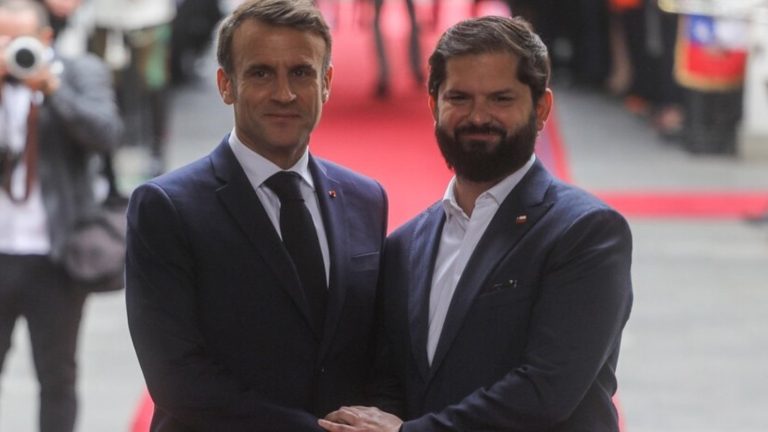 Presidente de Francia, Emmanuel Macron, inicia visita oficial y es recibido con honores en La Moneda