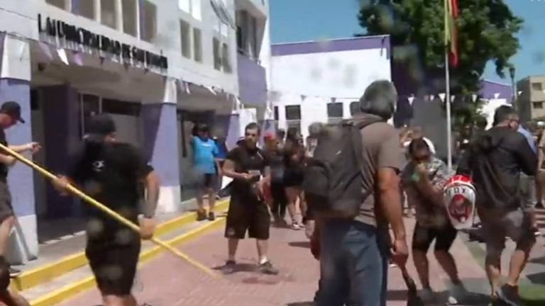 Graves incidentes en San Ramón: Feriantes se enfrentaron a carabineros al intentar tomar la municipalidad