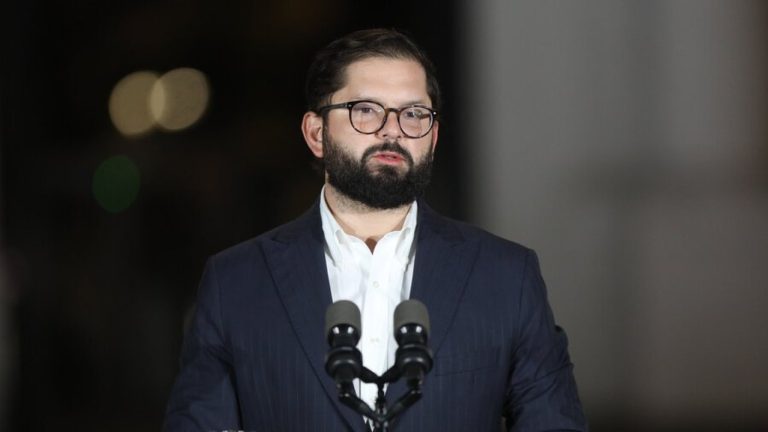 25 correos e imágenes: La cronología clave de la denuncia contra el pdte. Boric