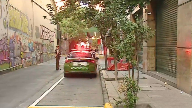 Encuentran a hombre fallecido en pleno centro de Santiago y a pasos de La Moneda