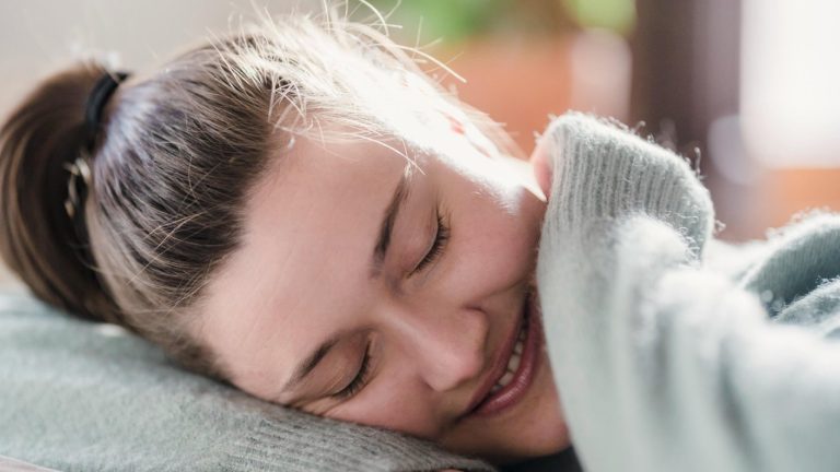 Descubre qué es el ASMR y por qué se le llama “orgasmo cerebral”