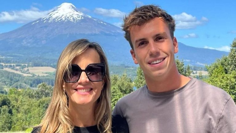 Hijo de Diana Bolocco explicó por qué le gusta caminar a pie pelado en la calle