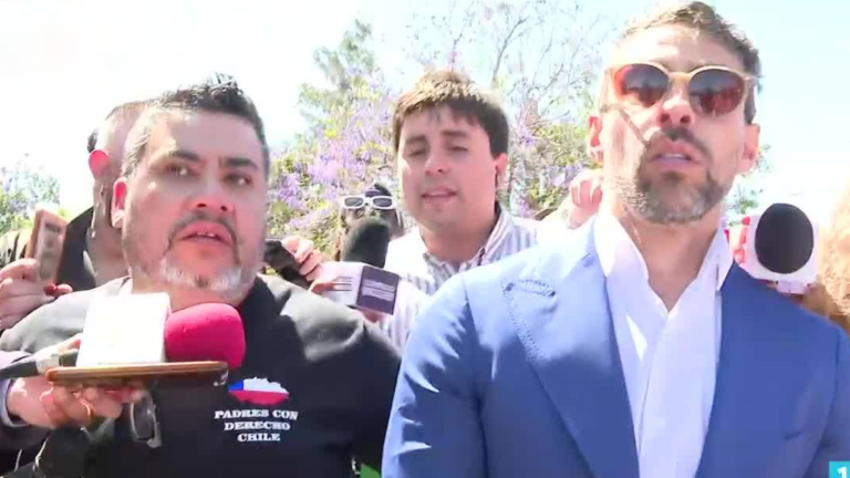 Apelaron a “denuncias falsas”: Agrupación de Padres con Derecho Chile “escoltó” a Jorge Valdivia tras reformalización
