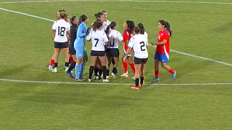 Ánimos caldeados: El tenso momento que se vivió en el amistoso de Chile ante Uruguay