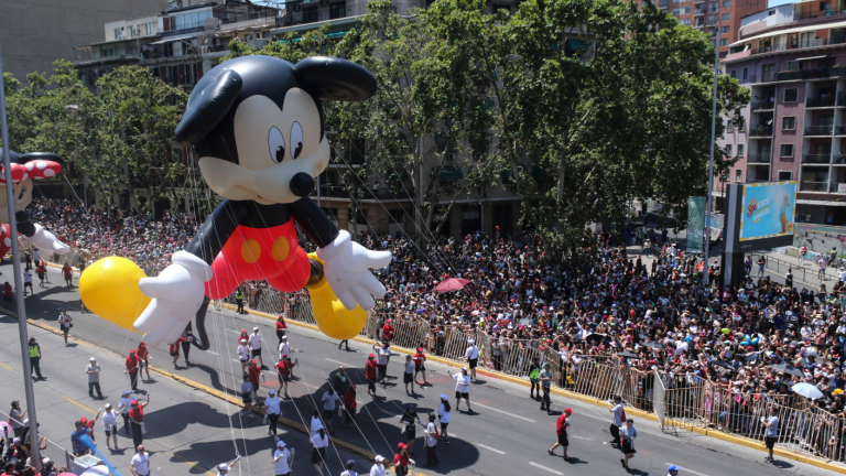 Paris Parade 2024: ¿A qué hora inicia el desfile de globos gigantes este domingo?