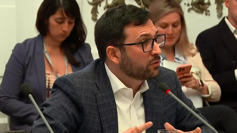 Miguel Crispi blanco de críticas por su reunión con Huawei y abogado del estudio de Hermosilla