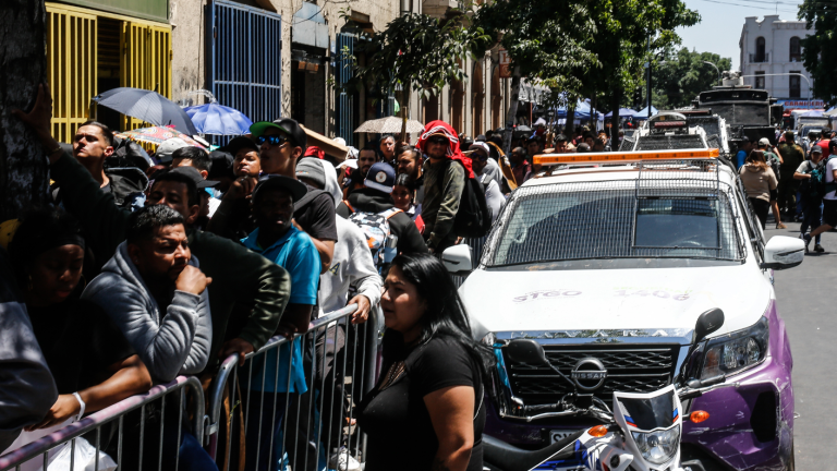 Registro Civil suspende proceso de enrolamiento a migrantes tras caos en Meiggs: Habilitarán nuevas fechas y locales