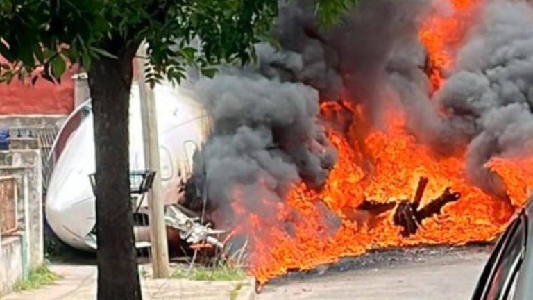 VIDEO | Así quedó la casa impactada por un avión en fatal accidente en Argentina