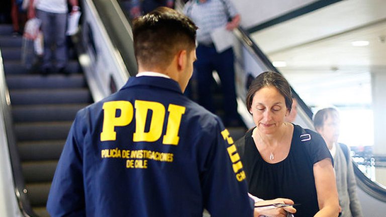 Con sueldos de hasta 1,8 millones: Revisa cómo puedes postular a las ofertas laborales de la PDI