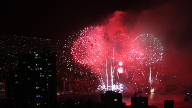 Viña del Mar tendrá fuegos artificiales en Año Nuevo: Concejo municipal confirmó empresa a cargo