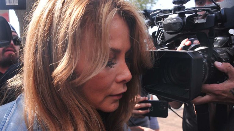 Revelan nuevos testimonios de ex funcionarios que complicarían a Cathy Barriga y Joaquín Lavín León