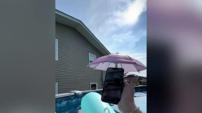 Calor extremo, mar y arena amenazan: ¿Cómo cuidar el celular en la playa?