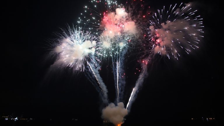 Debido a las marejadas Valparaíso suspendió uno de los puntos de lanzamiento de fuegos artificiales