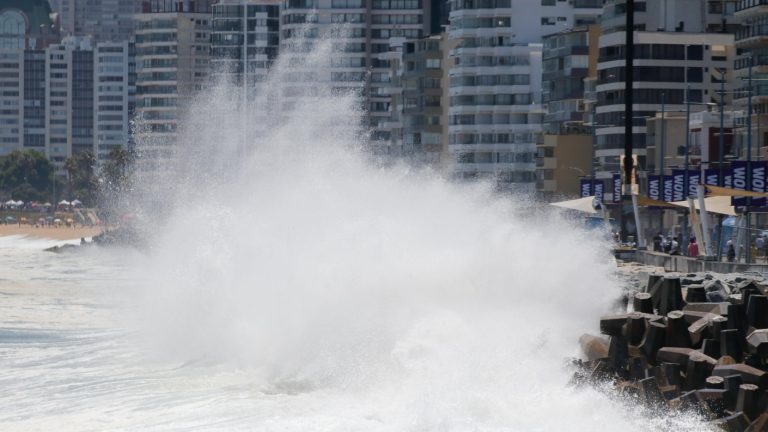 Graves daños por fuertes marejadas en borde costero del centro y norte del país