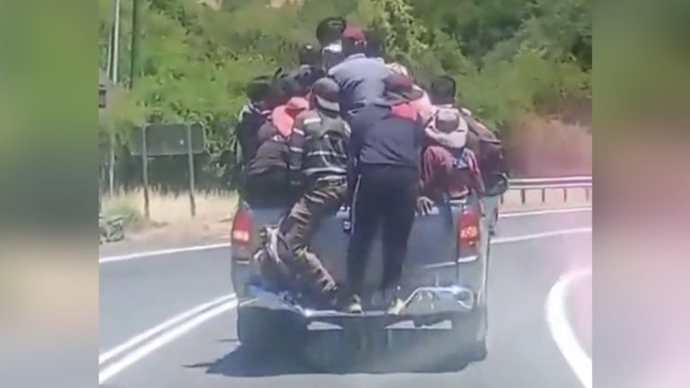 Irresponsable maniobra: Graban a grupo de trabajadores parados sobre camioneta en Teno