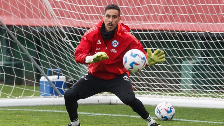 Claudio Bravo aterriza la chance de dejar el retiro y volver a Colo Colo: “Es muy difícil”