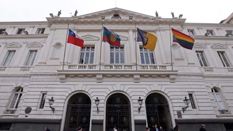 Municipio de Santiago lamentó caso de niño “empalado” en liceo: “No habría intencionalidad”