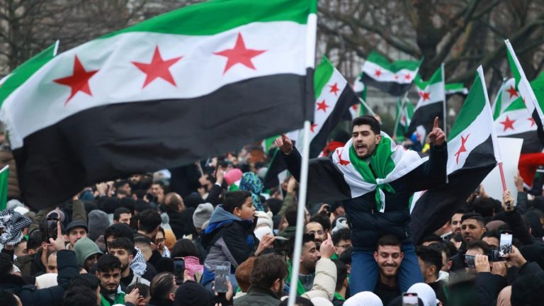 Los sirios salen a las calles de Damasco y todo el país para celebrar la caída de Al Asad