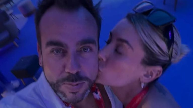 Camila Andrade y Francisco Kaminski se lucen con romántica escapada a la playa