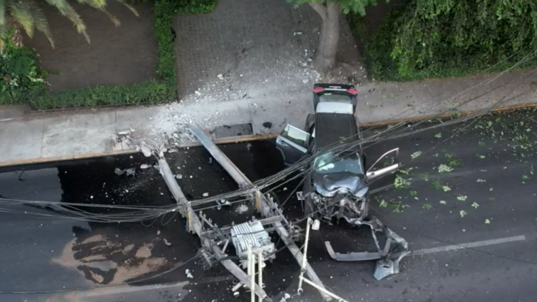 Conductor ebrio impactó y arrasó con postes de luz en Avenida Santa María: Registraron el momento