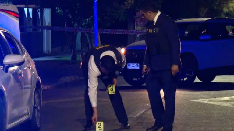 Insólito abordazo: Sujetos robaron auto en botón SOS de autopista y se enfrentaron a PDI a disparos