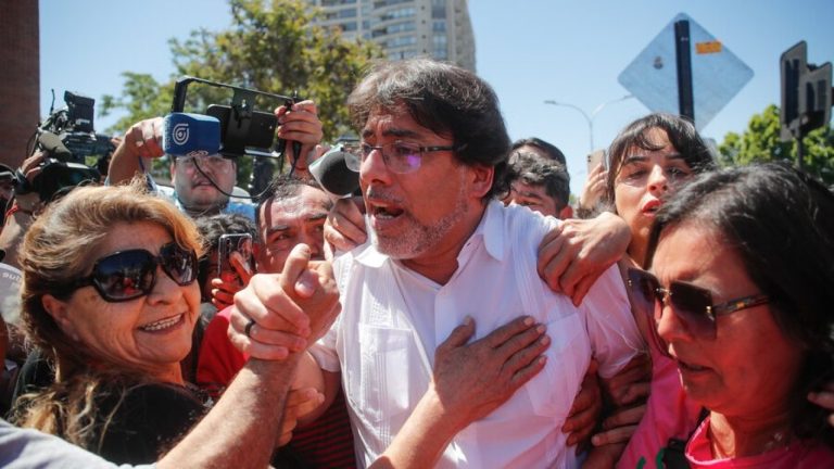 Un adhesivo en árabe y reloj de arena: Daniel Jadue denunció amenazas en su casa en La Reina