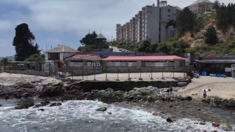 Vecinos reclaman por construcción abandonada que impide disfrutar de playa en Concón