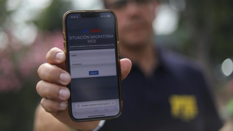 Debuta app de las policías para fiscalizar a personas extranjeras: Tiene “semáforo” migratorio