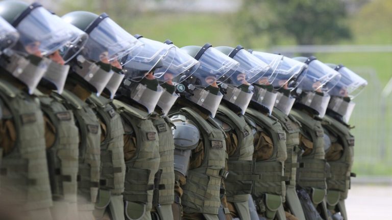 Polémica por bono para carabineros: Proyecto pasó a comisión mixta y Tohá apuntó a la oposición