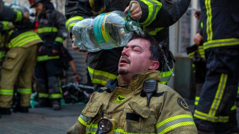 Emergencia en Barrio Meiggs: Bomberos rescató a 7 personas de incendio en subterráneo