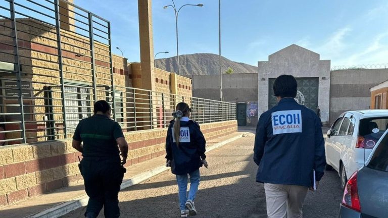 Estaba atado de pies y manos: Impacto por reo peruano asesinado en cárcel de Arica