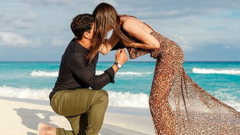 Suenan las campanas: DT argentino hace romántica propuesta de matrimonio a su novia 16 años más joven