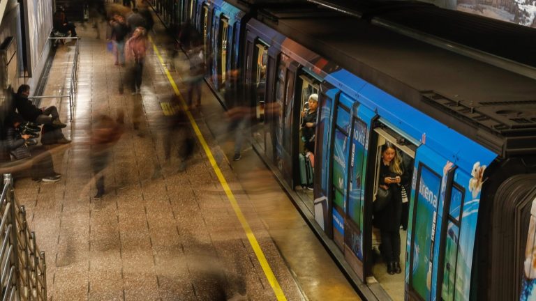Cómo funcionará el Metro de Santiago durante el Año Nuevo 2025: Averígualo acá